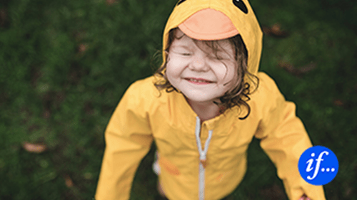 Barn i gul regnfrakk