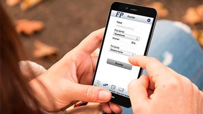 En person holder en mobiltelefon er i en app
