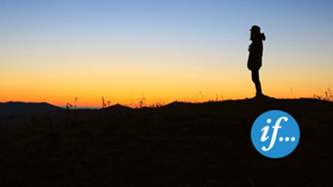 mann på fjell i solnedgang