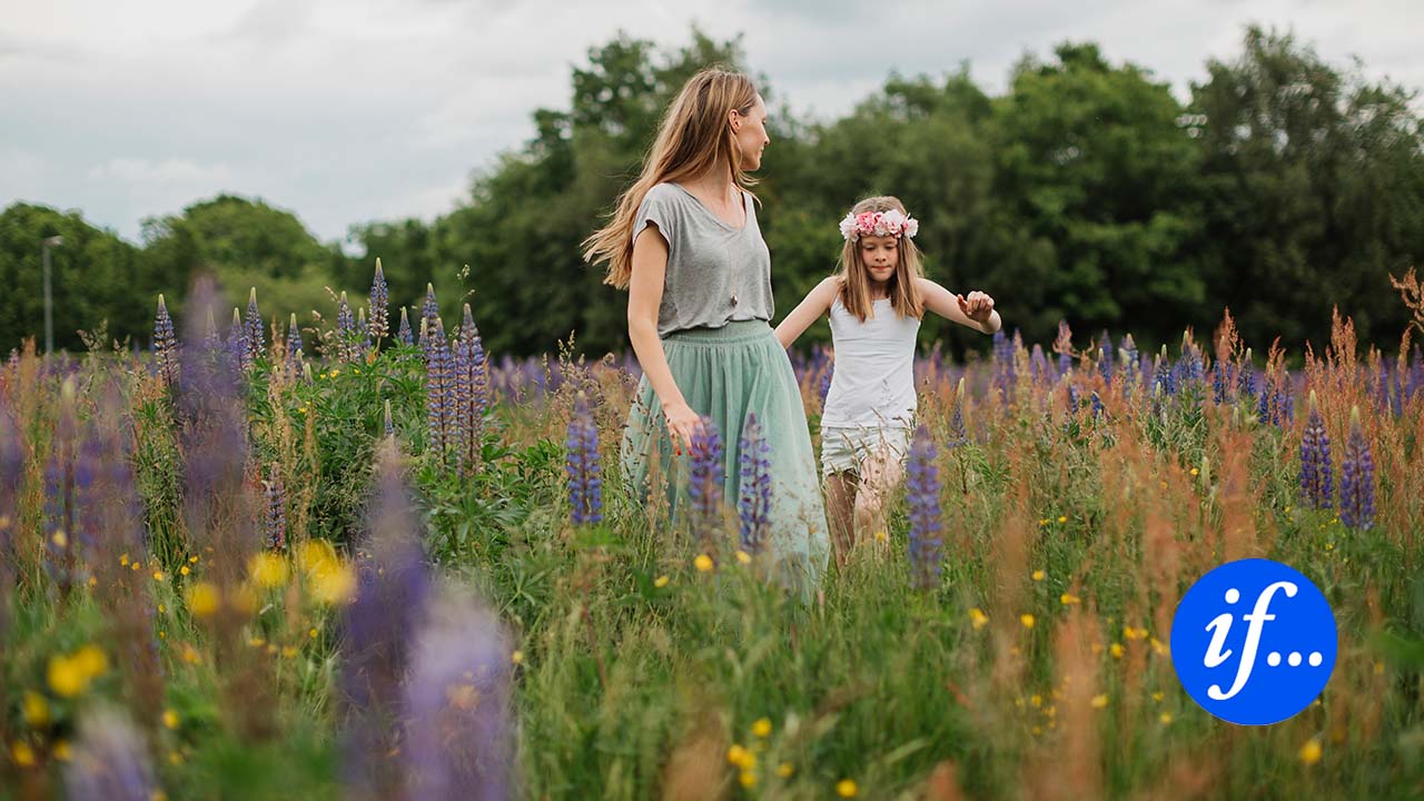 Mor og datter på eng