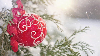 Julekule på et snødekt juletre