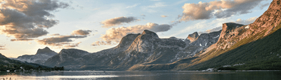 Fjell og innsjø i midnattsol