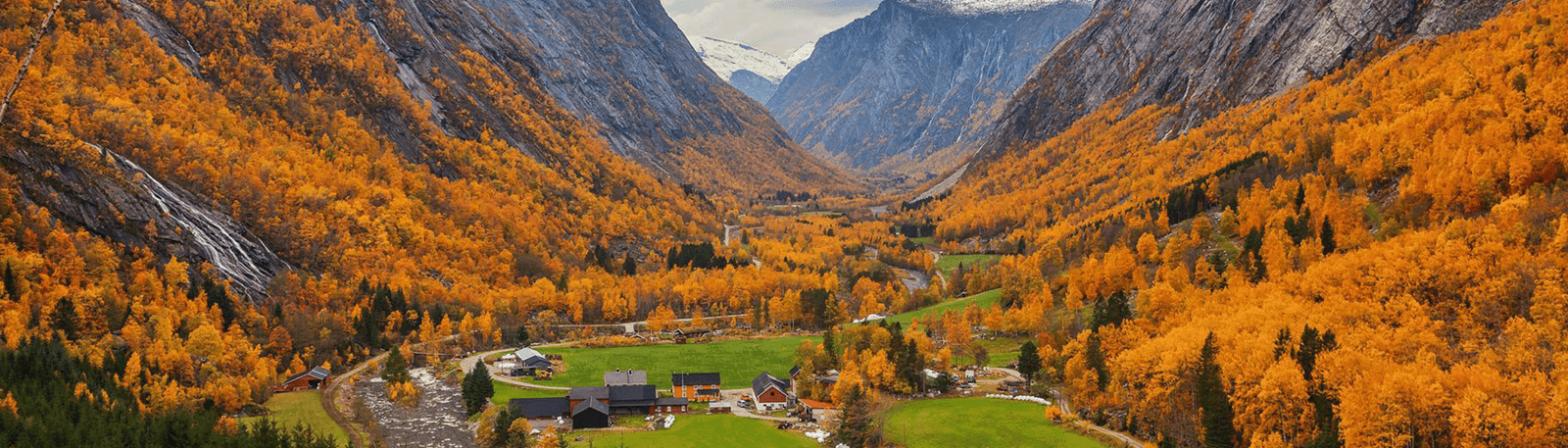Gård i høstnatur