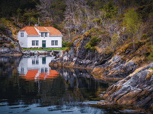 Hus ved et vann