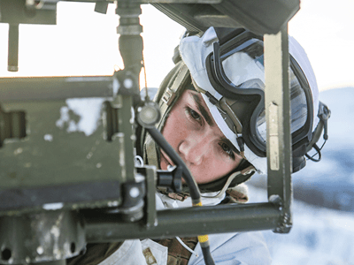 Soldat som studerer et apparat